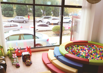 陆上游乐区，儿童休息区，配备海洋球池及0-8岁各类玩具